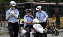 交警爆料抢劫事件视频,惊心动魄的抢劫现场视频，警方全力追捕嫌疑人